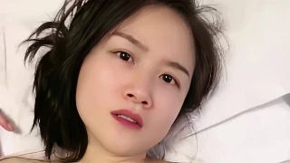 섹시한 소녀가 그녀의 보지를 만지고 검은 스타킹을 신은 아름다운 다리로 담배를 피웁니다.